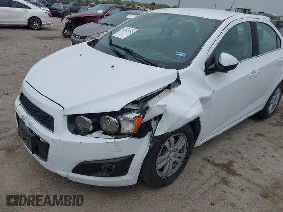 2015 Chevrolet Sonic LT z VIN 1G1JC5SH7F4112395, wystawiony jako IAAI lot #41931652 z przebiegiem 131 610 mil mil oraz . Historia ofert i sprzedaży dostępna na DreamBid. Obrazek 6.