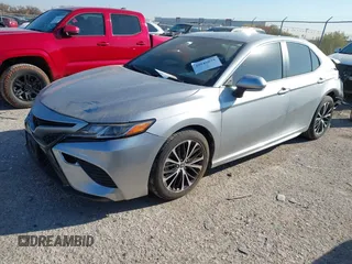 2020 Toyota Camry SE z VIN 4T1M11AK9LU931805, wystawiony jako IAAI lot #40946035 z przebiegiem 82 687 mil mil oraz . Historia ofert i sprzedaży dostępna na DreamBid. Obrazek 2.