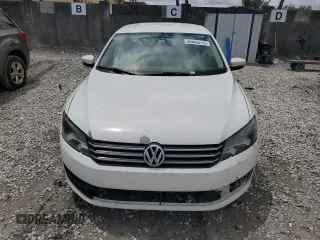 2013 Volkswagen Passat SE z VIN 1VWBP7A34DC033008, wystawiony jako Copart lot #56036275 z przebiegiem 248 316 mil mil oraz Czysty tytuł • Clean title. Historia ofert i sprzedaży dostępna na DreamBid. Obrazek 5.