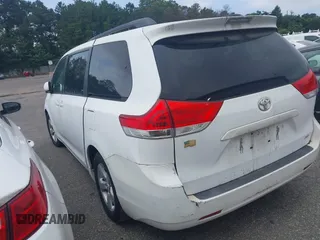 2011 Toyota Sienna LE AAS z VIN 5TDKK3DC7BS051343, wystawiony jako IAAI lot #42611095 z przebiegiem 211 223 mil mil oraz . Historia ofert i sprzedaży dostępna na DreamBid. Obrazek 3.