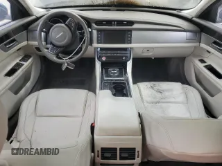 2017 Jaguar XF 35t Premium с VIN SAJBD4BV2HCY34618, выставлен на аукционе Copart как лот 56974315 с пробегом Не указан миль и На запчасти • Non repairable. История ставок и продаж доступна на DreamBid. Изображение 8.