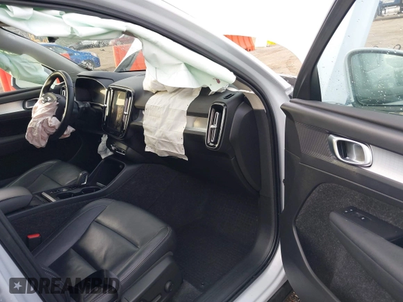 2021 Volvo XC40 Momentum with VIN YV4162UK2M2409330, listed as a IAAI auction lot 41206272 with 44,407 mi miles. Bid and sale history available at carsss.com. Image 5.