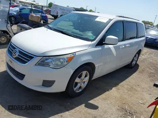 2011 Volkswagen Routan SE z VIN 2V4RW3DGXBR805002, wystawiony jako IAAI lot #42281499 z przebiegiem 139 913 mil mil oraz . Historia ofert i sprzedaży dostępna na DreamBid. Obrazek 2.