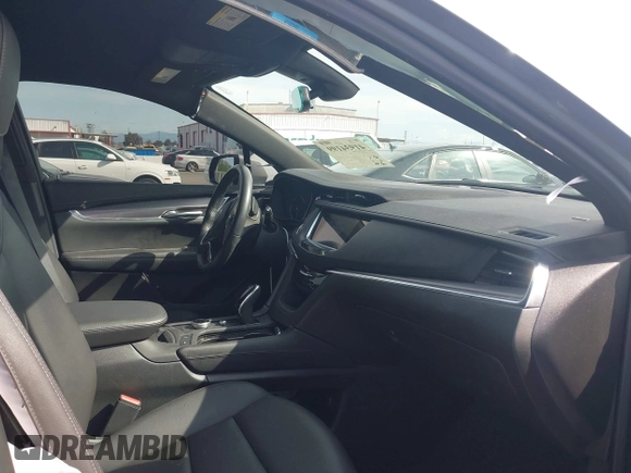 2023 Cadillac XT5 FWD Luxury z VIN 1GYKNAR49PZ137556, wystawiony jako IAAI lot #41934199 z przebiegiem 13 298 mil mil oraz . Historia ofert i sprzedaży dostępna na DreamBid. Obrazek 5.