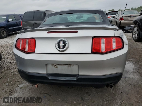 2010 Ford Mustang V6 z VIN 1ZVBP8EN0A5121975, wystawiony jako Copart lot #52117343 z przebiegiem 204 966 mil mil oraz Szkoda całkowita • Salvage title. Historia ofert i sprzedaży dostępna na DreamBid. Obrazek 6.