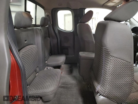 2015 Nissan Frontier SV z VIN 1N6AD0CU0FN755410, wystawiony jako Copart lot #49660425 z przebiegiem 146 234 mil mil oraz Czysty tytuł • Clean title. Historia ofert i sprzedaży dostępna na DreamBid. Obrazek 10.