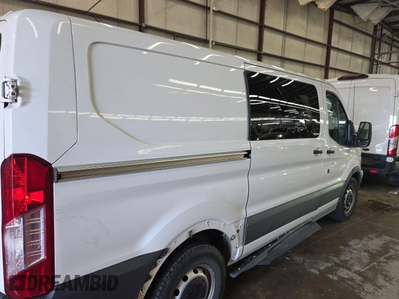 2016 Ford Transit Cargo z VIN 1FTYE1YM1GKB15643, wystawiony jako IAAI lot #42585640 z przebiegiem 301 257 mil mil oraz . Historia ofert i sprzedaży dostępna na DreamBid. Obrazek 20.