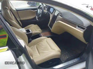2017 Tesla Model S 100D z VIN 5YJSA1E28HF199074, wystawiony jako IAAI lot #42449671 z przebiegiem 172 910 mil mil oraz . Historia ofert i sprzedaży dostępna na DreamBid. Obrazek 5.