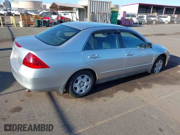2007 Honda Accord LX z VIN 1HGCM56497A009813, wystawiony jako IAAI lot #42162974 z przebiegiem 81 513 mil mil oraz . Historia ofert i sprzedaży dostępna na DreamBid. Obrazek 4.