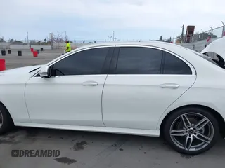 2019 Mercedes-Benz E 300 z VIN WDDZF4JB9KA611936, wystawiony jako IAAI lot #42101144 z przebiegiem 82 805 mil mil oraz . Historia ofert i sprzedaży dostępna na DreamBid. Obrazek 14.