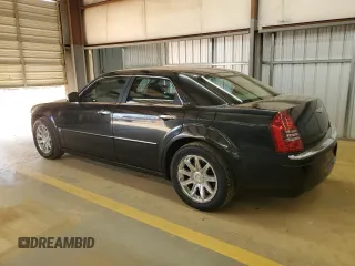 2005 Chrysler 300 C z VIN 2C3JA63H95H577428, wystawiony jako Copart lot #50975795 z przebiegiem 130 630 mil mil oraz Szkoda całkowita • Salvage title. Historia ofert i sprzedaży dostępna na DreamBid. Obrazek 2.