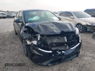 2024 Kia Forte LXS z VIN 3KPF24AD7RE799390, wystawiony jako IAAI lot #41856786 z przebiegiem 24 804 mil mil oraz . Historia ofert i sprzedaży dostępna na DreamBid. Obrazek 6.