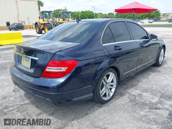 2014 Mercedes-Benz C 250 Sport z VIN WDDGF4HB9EA959513, wystawiony jako IAAI lot #42413556 z przebiegiem 144 773 mil mil oraz . Historia ofert i sprzedaży dostępna na DreamBid. Obrazek 4.