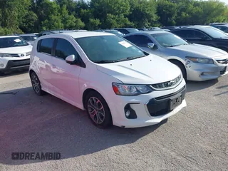 2018 Chevrolet Sonic LT z VIN 1G1JD6SH6J4115266, wystawiony jako IAAI lot #42704295 z przebiegiem 61 957 mil mil oraz . Historia ofert i sprzedaży dostępna na DreamBid. Obrazek 1.