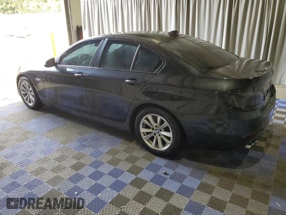 2016 BMW 5 Series 528i z VIN WBA5A5C52GG351496, wystawiony jako Copart lot #60777394 z przebiegiem 80 937 mil mil oraz Czysty tytuł • Clean title. Historia ofert i sprzedaży dostępna na DreamBid. Obrazek 2.