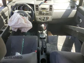 2008 Nissan Versa S z VIN 3N1BC13E48L464200, wystawiony jako Copart lot #55180675 z przebiegiem 90 854 mil mil oraz Szkoda całkowita • Salvage title. Historia ofert i sprzedaży dostępna na DreamBid. Obrazek 8.