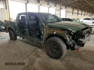 2023 Nissan Frontier Pro-4X z VIN 1N6ED1EK4PN671708, wystawiony jako Copart lot #58271305 z przebiegiem 22 906 mil mil oraz Szkoda całkowita • Salvage title. Historia ofert i sprzedaży dostępna na DreamBid. Obrazek 4.