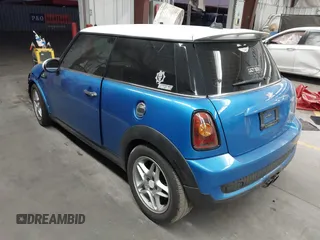 2010 MINI Hardtop S z VIN WMWMF7C53ATX45791, wystawiony jako IAAI lot #42507110 z przebiegiem 137 517 mil mil oraz . Historia ofert i sprzedaży dostępna na DreamBid. Obrazek 3.