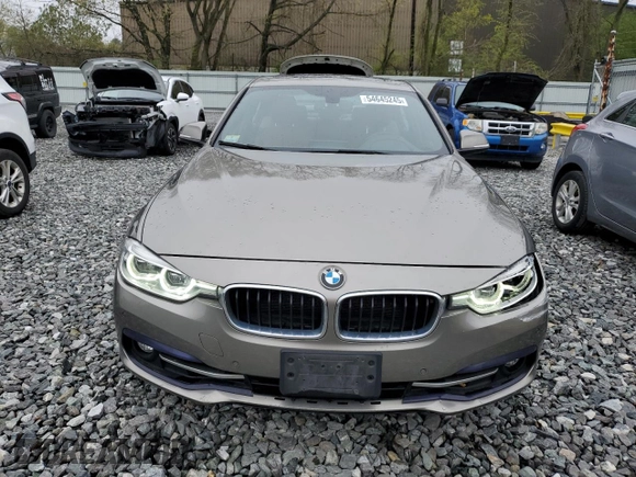 2017 BMW 3 Series 330i xDrive z VIN WBA8D9G50HNU59764, wystawiony jako Copart lot #54645245 z przebiegiem 88 442 mil mil oraz Szkoda całkowita • Salvage title. Historia ofert i sprzedaży dostępna na DreamBid. Obrazek 5.