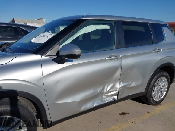 2024 Mitsubishi Outlander ES z VIN JA4J3UA81RZ020073, wystawiony jako IAAI lot #41388911 z przebiegiem 25 436 mil mil oraz . Historia ofert i sprzedaży dostępna na DreamBid. Obrazek 6.