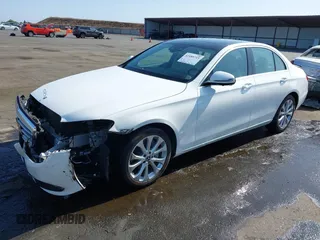 2017 Mercedes-Benz E 300 Luxury z VIN WDDZF4JB3HA236618, wystawiony jako IAAI lot #42489715 z przebiegiem 74 946 mil mil oraz . Historia ofert i sprzedaży dostępna na DreamBid. Obrazek 2.