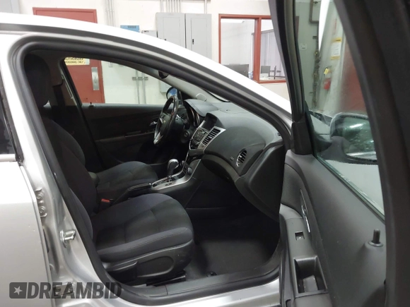 2014 Chevrolet Cruze 1LT z VIN 1G1PC5SB8E7117110, wystawiony jako IAAI lot #42224375 z przebiegiem 81 921 mil mil oraz . Historia ofert i sprzedaży dostępna na DreamBid. Obrazek 5.