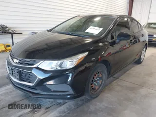 2017 Chevrolet Cruze LS z VIN 1G1BC5SM4H7270275, wystawiony jako IAAI lot #42484111 z przebiegiem 90 589 mil mil oraz . Historia ofert i sprzedaży dostępna na DreamBid. Obrazek 2.