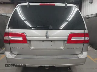 2007 Lincoln Navigator z VIN 5LMFL28597LJ11032, wystawiony jako IAAI lot #42250797 z przebiegiem 248 112 mil mil oraz . Historia ofert i sprzedaży dostępna na DreamBid. Obrazek 16.