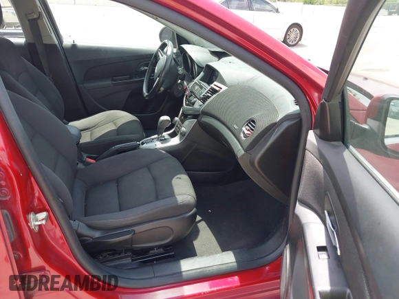 2014 Chevrolet Cruze 1LT z VIN 1G1PC5SB5E7400628, wystawiony jako IAAI lot #42071723 z przebiegiem 97 997 mil mil oraz . Historia ofert i sprzedaży dostępna na DreamBid. Obrazek 5.