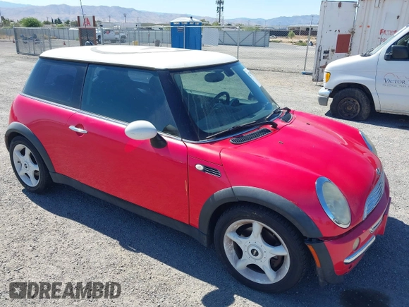 2004 MINI Hardtop z VIN WMWRC33444TJ62861, wystawiony jako IAAI lot #42795569 z przebiegiem 113 840 mil mil oraz . Historia ofert i sprzedaży dostępna na DreamBid. Obrazek 1.