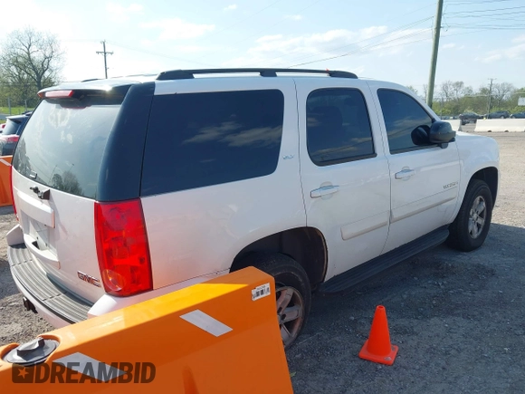 2008 GMC Yukon SLT w/4SB with VIN 1GKFK13068J198356, listed as a IAAI auction lot 42016987 with 244,704 mi miles. Bid and sale history available at carsss.com. Image 4.