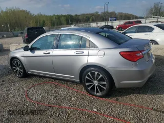 2013 Chrysler 200 Touring z VIN 1C3CCBBG7DN723383, wystawiony jako Copart lot #53302135 z przebiegiem 139 637 mil mil oraz Szkoda całkowita • Salvage title. Historia ofert i sprzedaży dostępna na DreamBid. Obrazek 2.