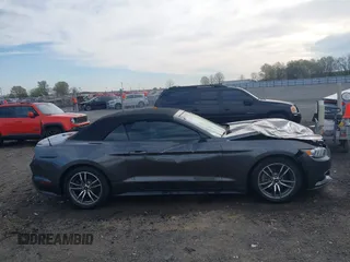 2017 Ford Mustang EcoBoost Premium z VIN 1FATP8UH5H5295852, wystawiony jako IAAI lot #41876517 z przebiegiem 132 910 mil mil oraz . Historia ofert i sprzedaży dostępna na DreamBid. Obrazek 13.