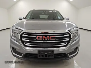 2024 GMC Terrain SLT z VIN 3GKALPEGXRL266785, wystawiony jako Copart lot #46712415 z przebiegiem 19 915 mil mil oraz Czysty tytuł • Clean title. Historia ofert i sprzedaży dostępna na DreamBid. Obrazek 5.