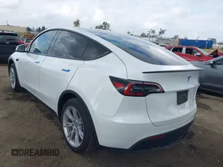 2024 Tesla Model Y Long Range with VIN 7SAYGDEE5RF036018, listed as a IAAI auction lot 42120803 with 25,347 mi miles. Bid and sale history available at carsss.com. Image 3.