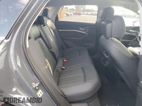 2024 Audi Q8 e-tron Premium Plus z VIN WA15AAGE8RB038873, wystawiony jako Copart lot #76623264 z przebiegiem 5 993 mil mil oraz Szkoda całkowita • Salvage title. Historia ofert i sprzedaży dostępna na DreamBid. Obrazek 11.