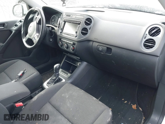 2015 Volkswagen Tiguan SE z VIN WVGBV7AX8FW582171, wystawiony jako IAAI lot #41442290 z przebiegiem 127 642 mil mil oraz . Historia ofert i sprzedaży dostępna na DreamBid. Obrazek 5.