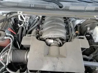 2018 GMC Yukon Denali z VIN 1GKS2CKJ9JR195074, wystawiony jako Copart lot #50610835 z przebiegiem 120 166 mil mil oraz Szkoda całkowita • Salvage title. Historia ofert i sprzedaży dostępna na DreamBid. Obrazek 14.