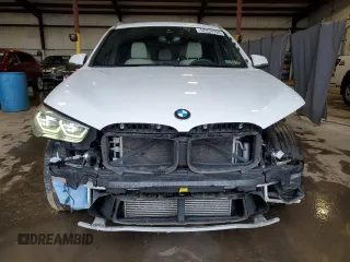 2020 BMW X1 xDrive28i z VIN WBXJG9C09L5P27695, wystawiony jako Copart lot #57039795 z przebiegiem 53 242 mil mil oraz Szkoda całkowita • Salvage title. Historia ofert i sprzedaży dostępna na DreamBid. Obrazek 5.