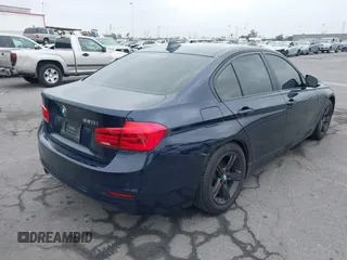 2017 BMW 3 Series 320i z VIN WBA8E1G50HNU13320, wystawiony jako IAAI lot #42327306 z przebiegiem 99 127 mil mil oraz . Historia ofert i sprzedaży dostępna na DreamBid. Obrazek 4.
