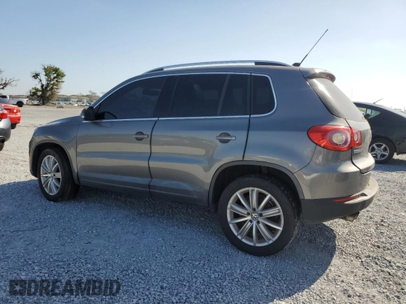 2011 Volkswagen Tiguan S z VIN WVGAV7AX7BW525689, wystawiony jako Copart lot #52762065 z przebiegiem 195 109 mil mil oraz Czysty tytuł • Clean title. Historia ofert i sprzedaży dostępna na DreamBid. Obrazek 2.