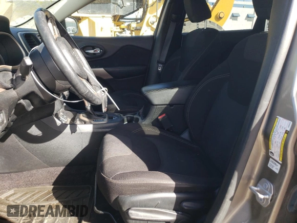 2017 Jeep Cherokee Latitude with VIN 1C4PJLCS3HW650797, listed as a Copart auction lot 43201555 with 67,165 mi miles and Salvage title. Bid and sale history available at DreamBid. Image 7.