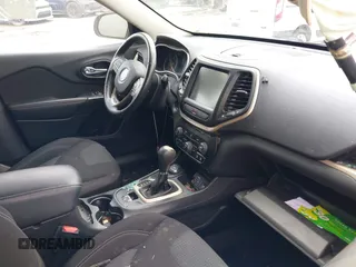 2016 Jeep Cherokee Altitude z VIN 1C4PJMCB4GW267634, wystawiony jako IAAI lot #41320557 z przebiegiem 74 731 mil mil oraz . Historia ofert i sprzedaży dostępna na DreamBid. Obrazek 5.