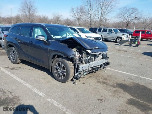 2022 Toyota Highlander XLE with VIN 5TDHZRBH3NS180434, listed as a IAAI auction lot 41640993 with 43,848 mi miles. Bid and sale history available at carsss.com. Image 1.