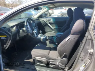 2010 Hyundai Genesis Coupe z VIN KMHHT6KD1AU028439, wystawiony jako Copart lot #50061765 z przebiegiem 157 006 mil mil oraz Szkoda całkowita • Salvage title. Historia ofert i sprzedaży dostępna na DreamBid. Obrazek 7.