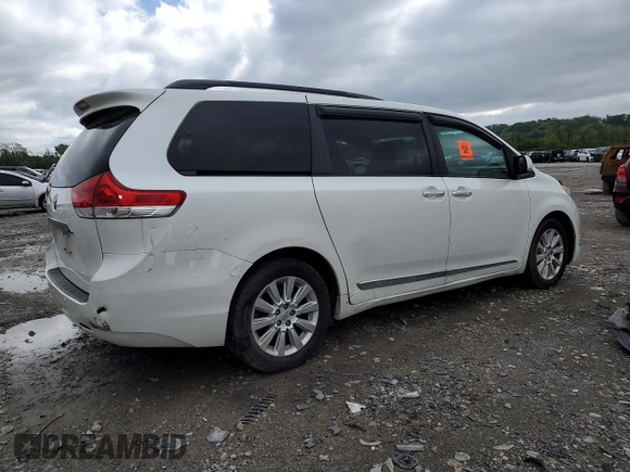 2011 Toyota Sienna XLE z VIN 5TDDK3DC7BS017072, wystawiony jako Copart lot #54687525 z przebiegiem 128 385 mil mil oraz Szkoda całkowita • Salvage title. Historia ofert i sprzedaży dostępna na DreamBid. Obrazek 3.