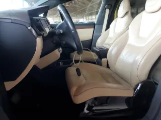 2016 Tesla Model X 70D z VIN 5YJXCAE20GF002753, wystawiony jako Copart lot #50954795 z przebiegiem 77 256 mil mil oraz Szkody całkowita. Historia ofert i sprzedaży dostępna na DreamBid. Obrazek 7.