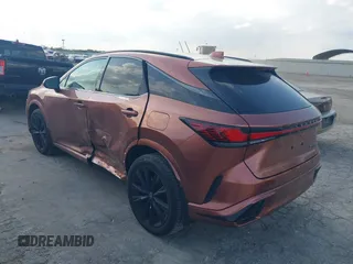 2024 Lexus RX 500h F Sport Performance z VIN 2T2BCMEA8RC014297, wystawiony jako IAAI lot #40790867 z przebiegiem 8 417 mil mil oraz . Historia ofert i sprzedaży dostępna na DreamBid. Obrazek 3.