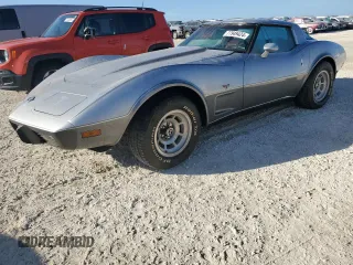 1978 Chevrolet Corvette z VIN 1Z87L8S422622, wystawiony jako Copart lot #77949424 z przebiegiem Nie podano mil oraz Szkoda całkowita • Salvage title. Historia ofert i sprzedaży dostępna na DreamBid. Obrazek 1.
