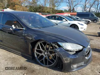 2015 Tesla Model S 85D with VIN 5YJSA4H47FF083005, listed as a IAAI auction lot 40970624 with 84,327 mi miles. Bid and sale history available at carsss.com. Image 18.